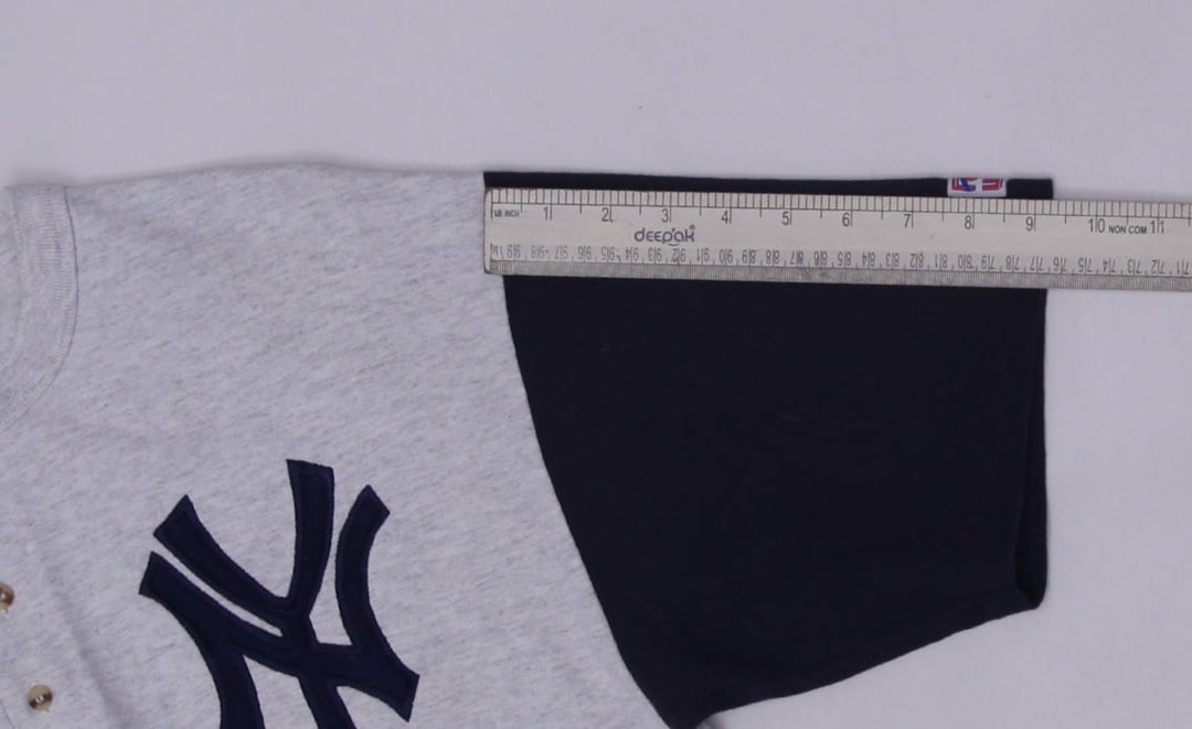 Vintage 90's Yankees Henley T-Shirt Made in USA Size L | Migration_T-Shirts - View 10 | Fashion Rerun