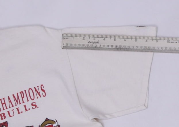 Vintage Nutmeg Mills Chicago Bulls T-Shirt White NBA Graphic 1991 Made In USA L | Migration_T-Shirts - View 8 | Fashion Rerun