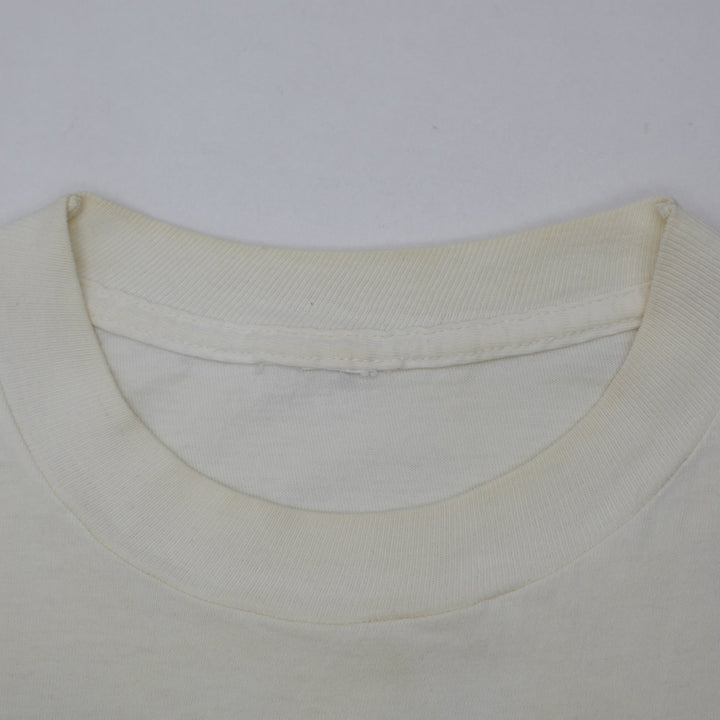 Vintage 90s Pepé Le Pew "Ze Keesing Bandit" T-Shirt Off-White Cream Graphic Single Stitch T-Shirt