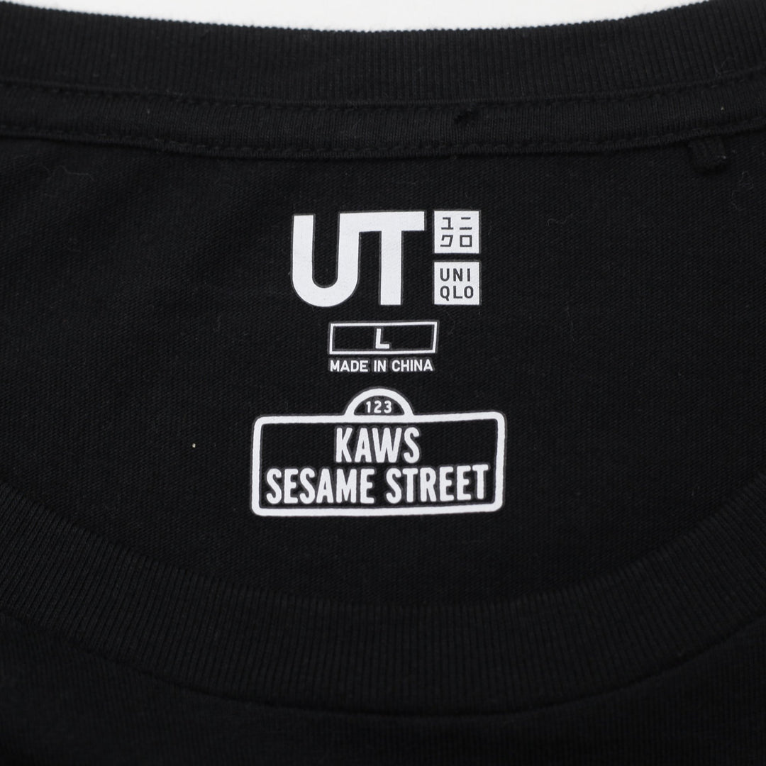 Mens Uniqlo x KAWS Sesame Street Count Von Count T-Shirt Size L
