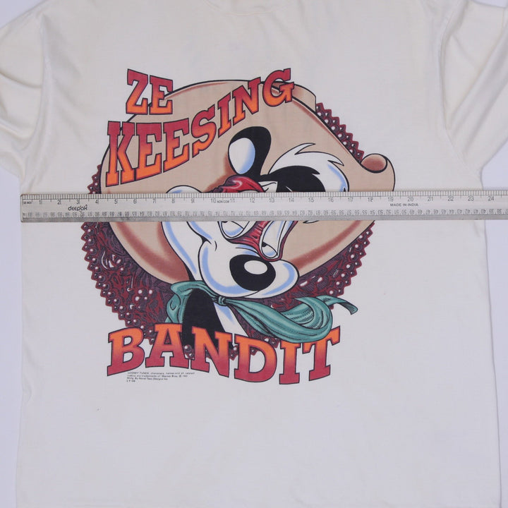 Vintage 90s Pepé Le Pew "Ze Keesing Bandit" T-Shirt Off-White Cream Graphic Single Stitch T-Shirt