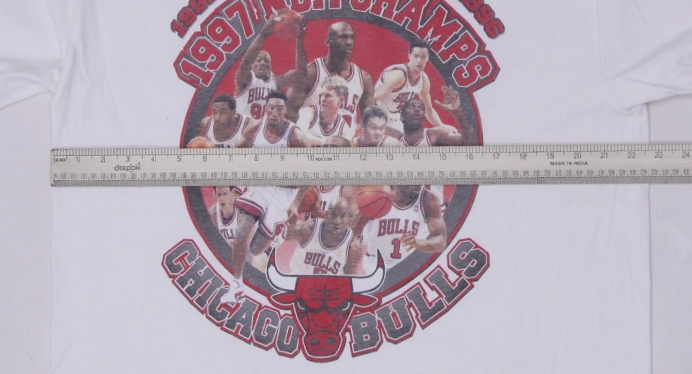 Vintage 1990s Starter Chicago Bulls 1997 NBA Champions T-Shirt Made In USA L | Migration_T-Shirts - View 6 | Fashion Rerun